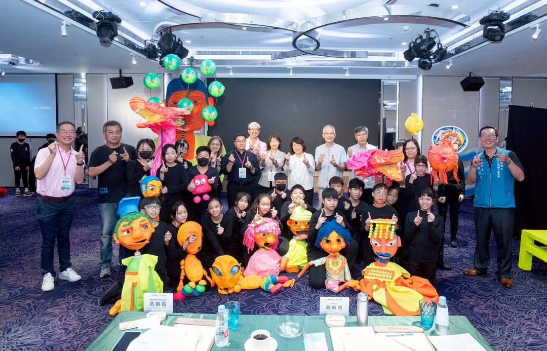 嘉義市大同國小榮獲全國偶劇比賽特優的黑光劇，在全國教育與文化科長會議開幕展演，獲得滿堂彩